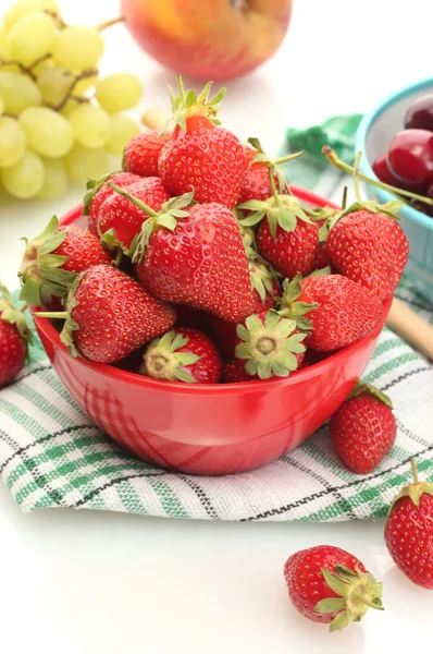 Dojrzałe truskawki i jagody wiśni w miski, winogrona i jabłka z bliska — Zdjęcie stockowe