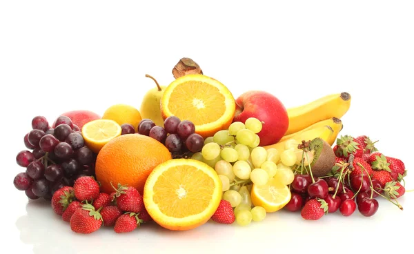 Экзотические фрукты и ягоды, выделенные на белом — стоковое фото