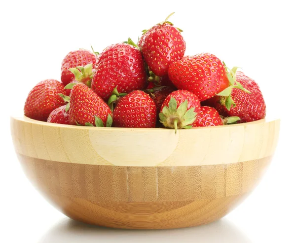 Söta mogna jordgubbar i träskål isolerade på vitt — Stockfoto