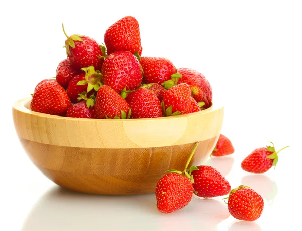 Süße reife Erdbeeren in Holzschale isoliert auf weiß — Stockfoto
