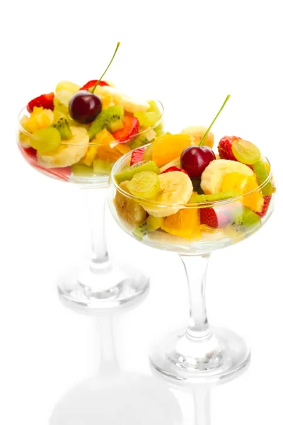 Salată de fructe proaspete izolată pe alb — Fotografie, imagine de stoc