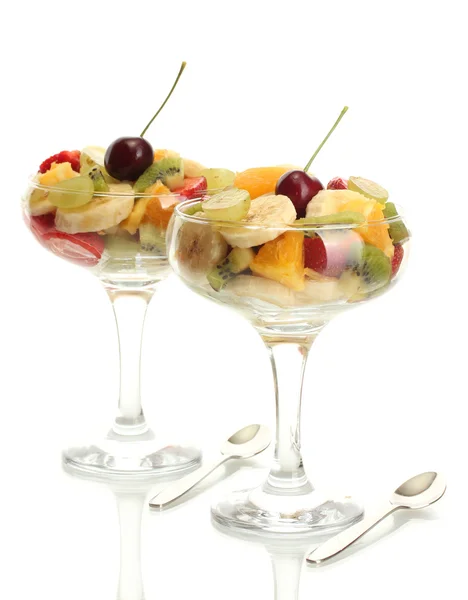 Salada de frutas frescas isolada em branco — Fotografia de Stock