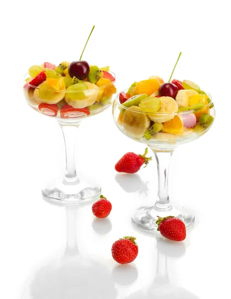Vers fruit salade en aardbeien op witte geïsoleerd — Stockfoto