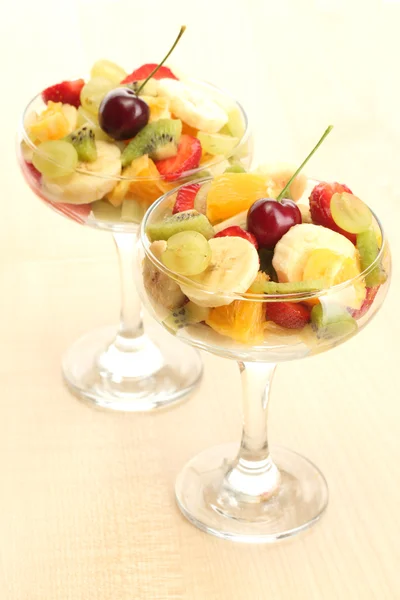 Insalata di frutta fresca sul tavolo di legno — Foto Stock