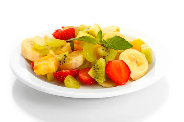 Φρέσκα φρούτα σαλάτα στο πιάτο που απομονώνονται σε λευκό — Φωτογραφία Αρχείου