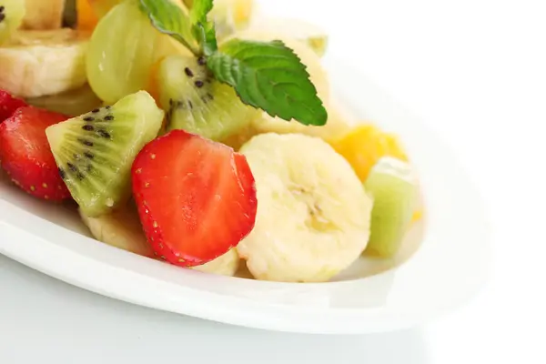Taze meyve salatası üzerine beyaz izole plaka üzerinde — Stockfoto