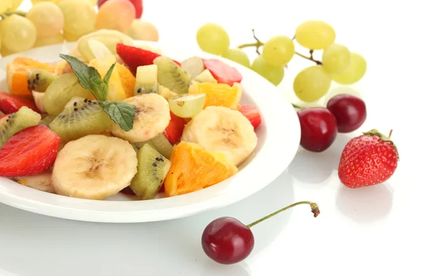 プレートと白で隔離される果実のフレッシュ フルーツのサラダ — ストック写真