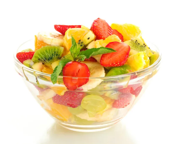 Tazón de vidrio con ensalada de frutas frescas aislada en blanco — Foto de Stock