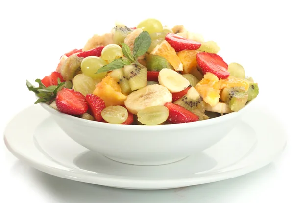 Миска зі свіжими фруктами салат ізольовано на білому — стокове фото