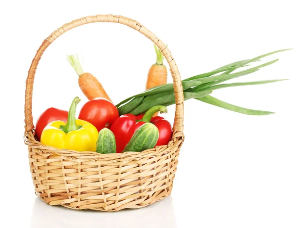 白で隔離されたバスケットの新鮮な野菜 — ストック写真