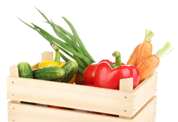 Färska grönsaker i låda isolerade på vitt — Stockfoto