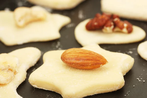 Biscuits non cuits aux fruits confits et aux noix dans une casserole close-up — Photo