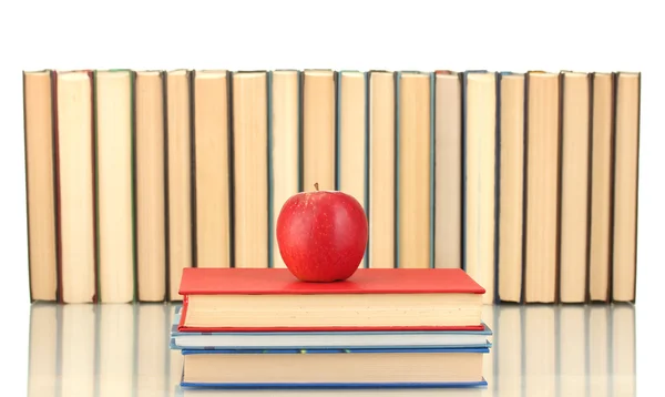 Куча книг с яблоком на белом фоне крупным планом — стоковое фото