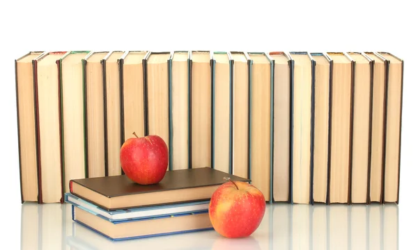 Σωρός από βιβλία με μήλα, σε λευκό φόντο κοντινό πλάνο — Φωτογραφία Αρχείου