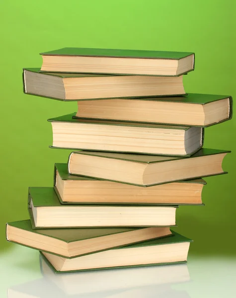 Bücherturm auf grünem Hintergrund — Stockfoto