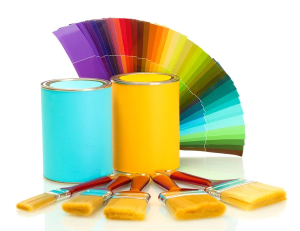 Latas de estanho com tinta, pincéis e paleta brilhante de cores isoladas em branco — Fotografia de Stock