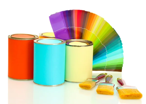 Plechovky s barvou, štětce a světlé paletu barev, izolované na bílém — Stock fotografie