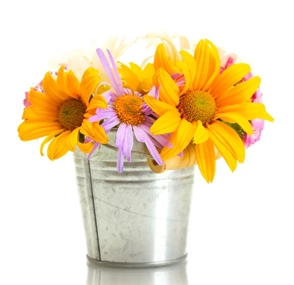 Belo buquê de flores silvestres brilhantes em balde, isolado em branco — Fotografia de Stock