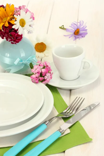 꽃과 함께 아름 다운 휴일 테이블 설정 — 스톡 사진