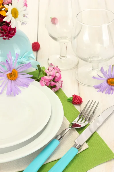 Bella tavola di festa apparecchiata con fiori — Foto Stock