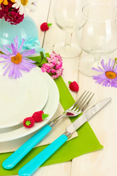 Красивый праздничный стол с цветами — стоковое фото