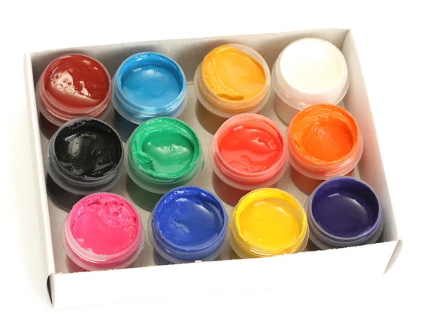 Frascos con gouache colorido en caja de papel sobre fondo blanco de cerca — Foto de Stock
