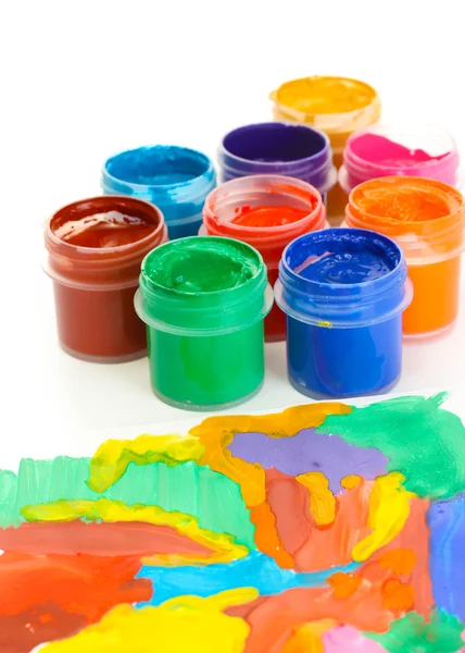 Frascos com guache colorido com uma imagem brilhante close-up — Fotografia de Stock