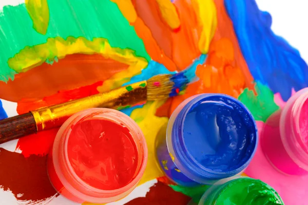 Frascos con gouache colorido en un primer plano de imagen brillante — Foto de Stock
