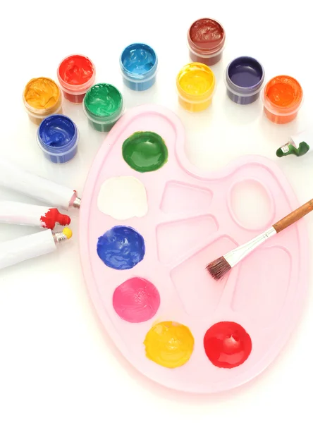 Tubos com aquarelas coloridas e frascos com guache e paleta em fundo branco close-up — Fotografia de Stock