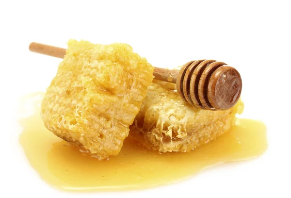 Panales dorados y rociador de madera con miel aislada en blanco —  Fotos de Stock