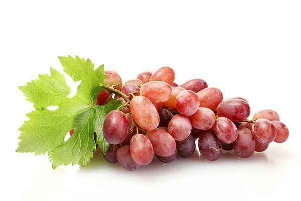 Стиглий солодкий виноград ізольований на білому — стокове фото