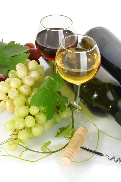 Garrafas e copos de vinho e uvas maduras isoladas sobre branco — Fotografia de Stock