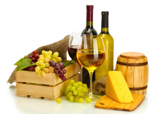Fat, flaskor och glas vin, ost och mogna druvor isolerad på vit — Stockfoto