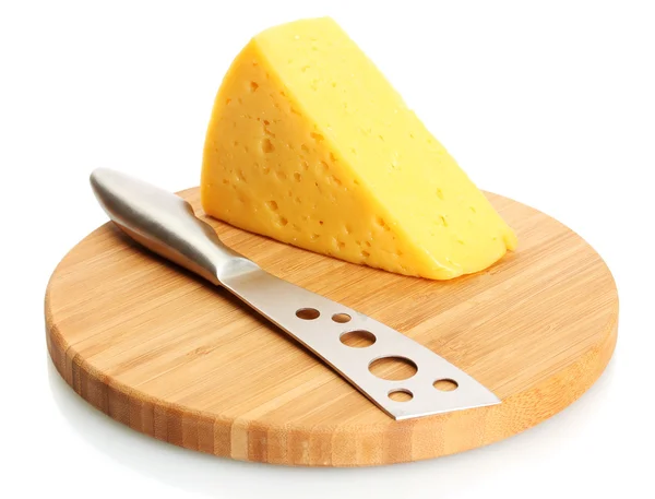 Sabroso queso y cuchillo sobre tabla de cortar de madera aislado en blanco — Foto de Stock