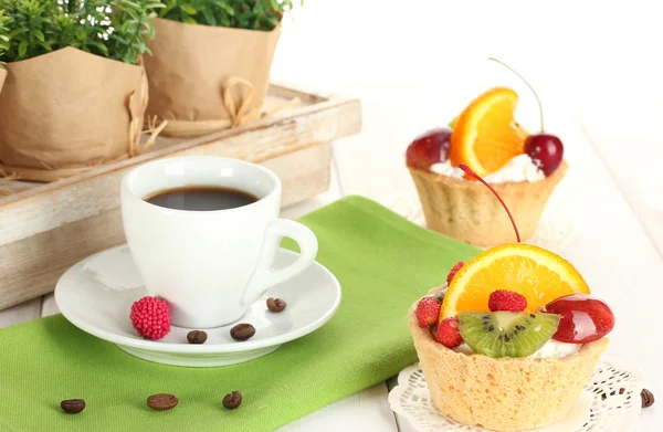 Fincan kahve ve tatlı kek meyve ahşap tablo — Stok fotoğraf