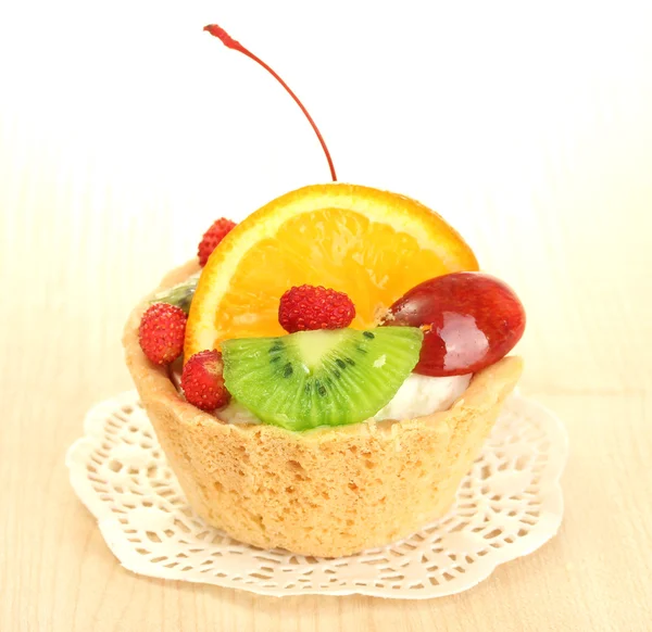 Pastel dulce con frutas en la mesa de madera — Foto de Stock