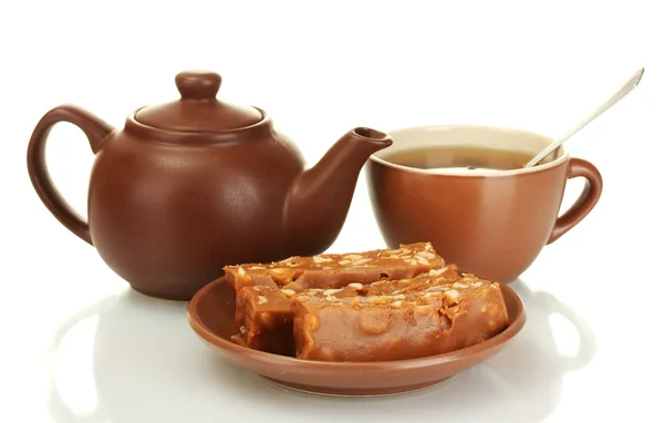 茶壶茶杯和茶碟与甜果子露在白色隔离 — 图库照片
