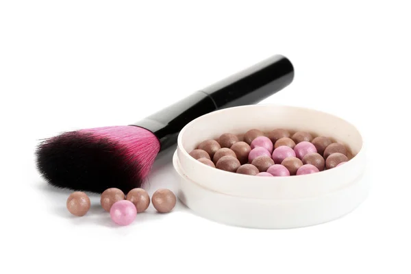Børste til make-up med pulver bolde isoleret på hvid - Stock-foto