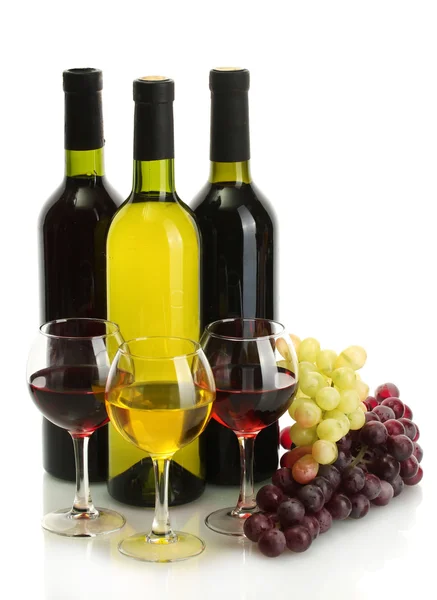 Flaskor och glas vin och mogna druvor isolerad på vit — Stockfoto