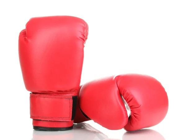 Красные боксерские перчатки, изолированные на белом — стоковое фото