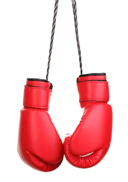 Красные боксерские перчатки висят изолированно на белом — стоковое фото