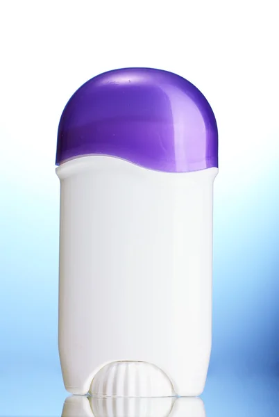 Dezodorant na niebieskim tle — Zdjęcie stockowe