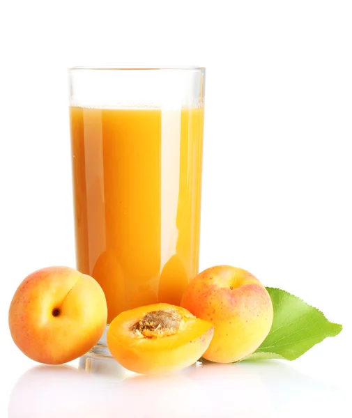 Glas aprikos juice och aprikoser med leaf isolerad på vit — Stockfoto