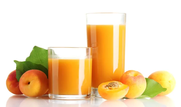 Zwei Gläser Aprikosensaft und Aprikosen mit Blättern isoliert auf weiß — Stockfoto