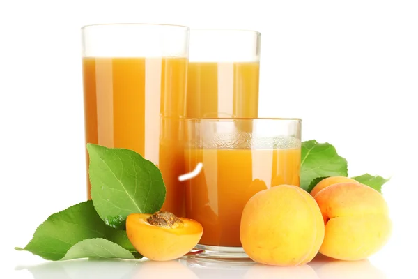 Три стакана абрикосового сока и абрикосы с листом, изолированным на белом — стоковое фото