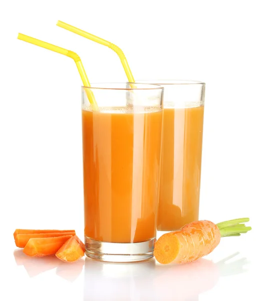 Bicchiere di succo di carota e carota fresca isolato su bianco — Foto Stock