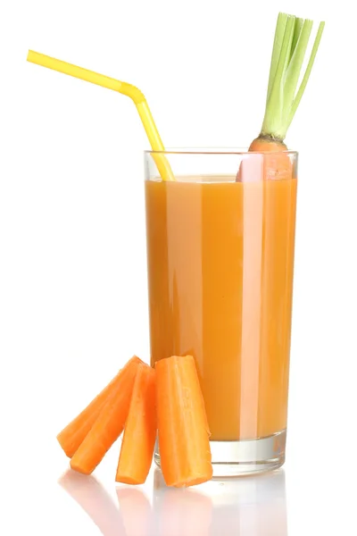 Glas wortelsap en verse wortel geïsoleerd op wit — Stockfoto