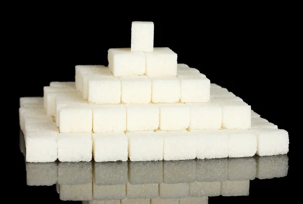 Raffinierter Zucker isoliert auf schwarzer Nahaufnahme — Stockfoto