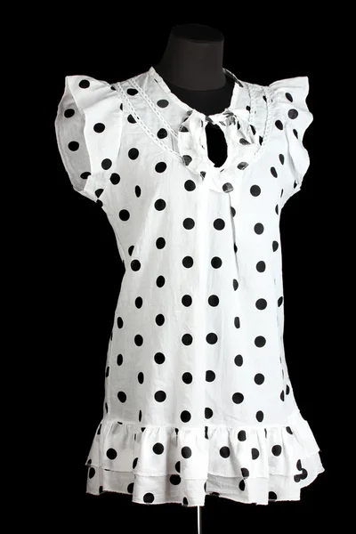 Mulher branco preto polka dot vestido no manequim no fundo preto — Fotografia de Stock