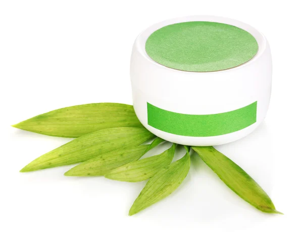 Tarro de crema con hojas verdes aisladas en blanco —  Fotos de Stock